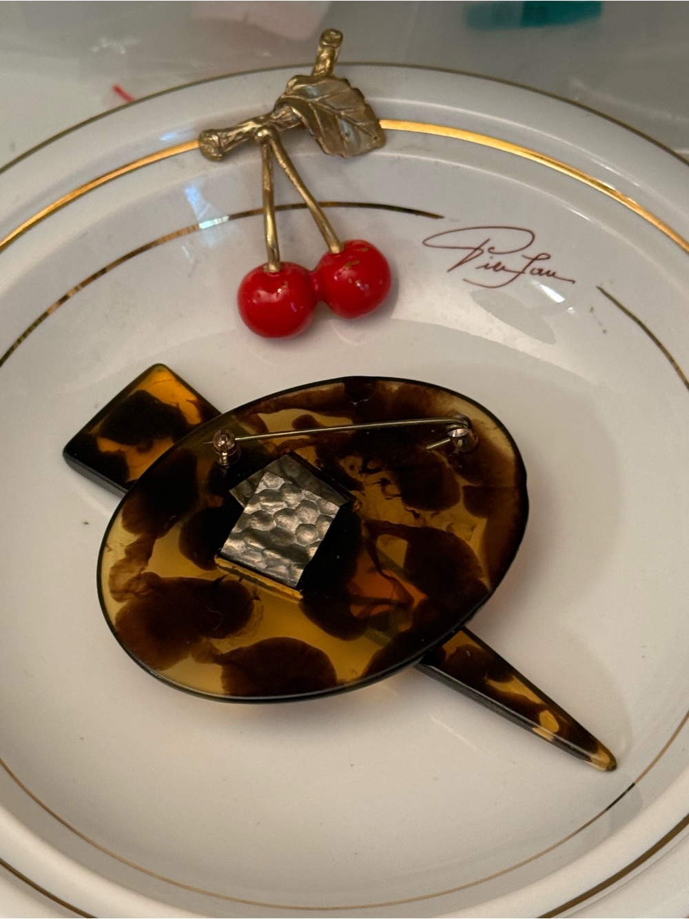 Vintage  arrow Brooch Tortoise pattern
